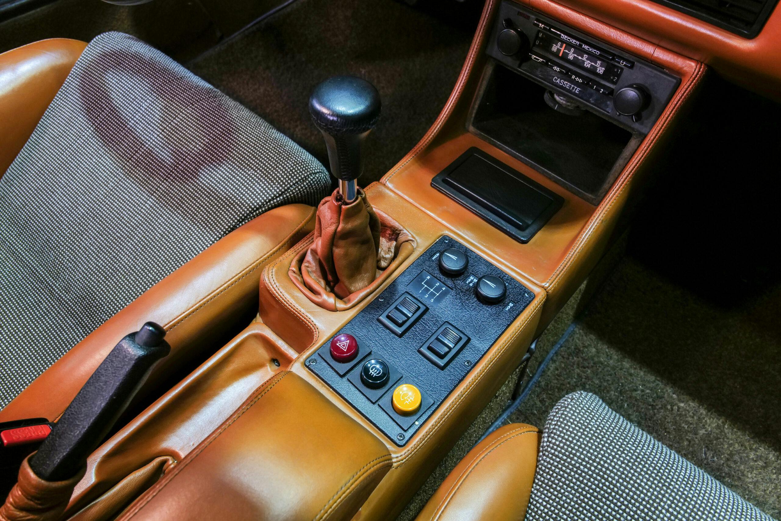 1980 BMW M1 interior center console shifter