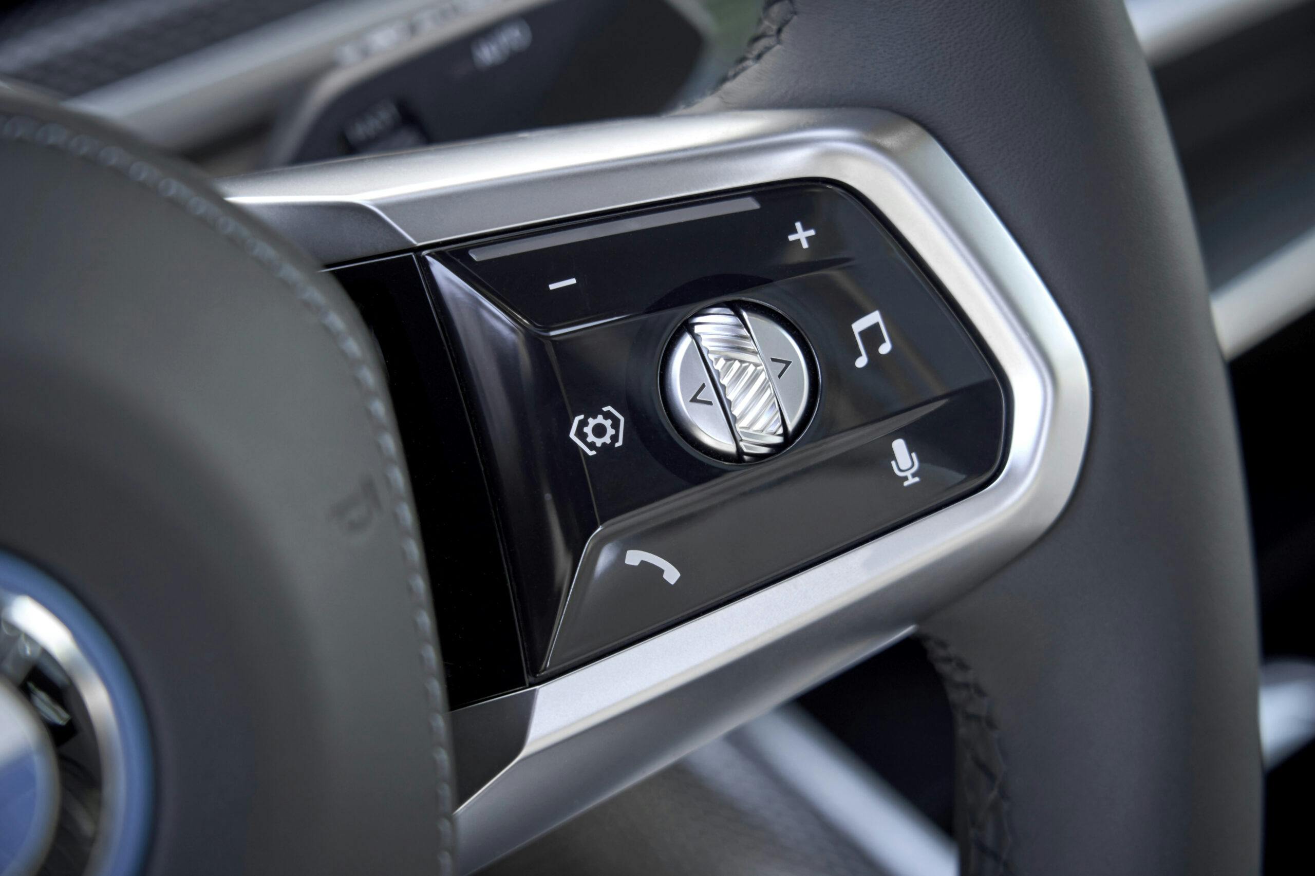 2023 BMW i7 xDrive Frozen Deep Grey interior steering wheel buttons