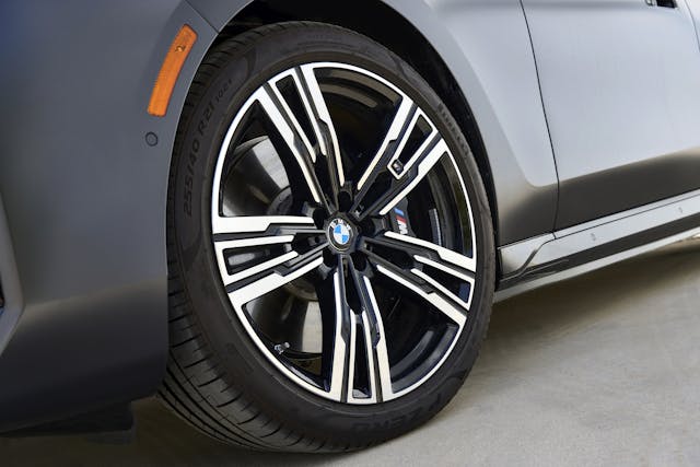 2023 BMW i7 xDrive Frozen Deep Grey wheel tire