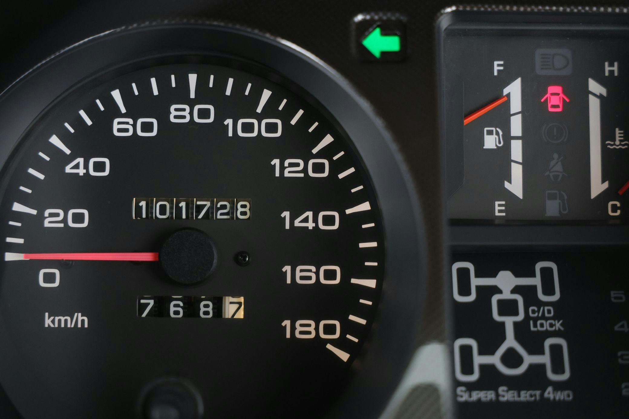 1998 Mitsubishi Pajero Evolution interior speedometer closeup