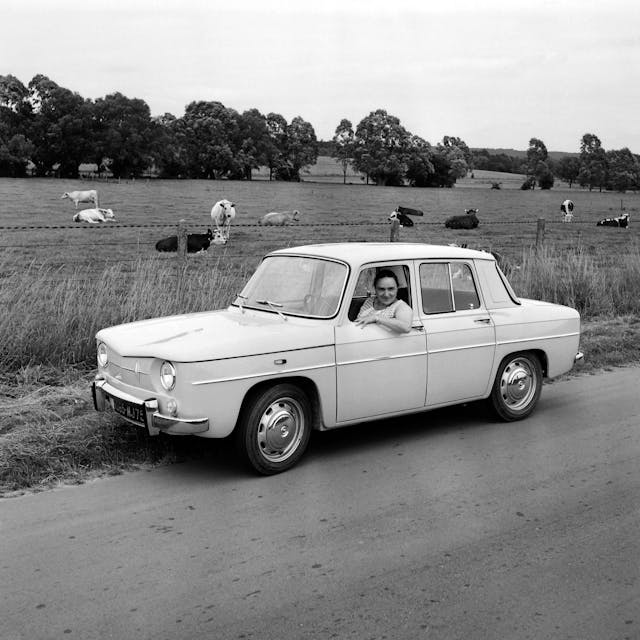 Renault R8 Rochefort en Yvelines front three quarter black white