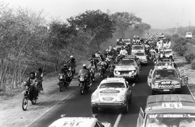 Porsche 953 Dakar History racers parade of arrivals