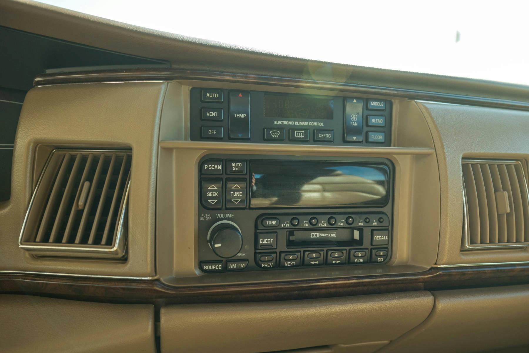 1996 Buick Roadmaster Estate Wagon interior radio