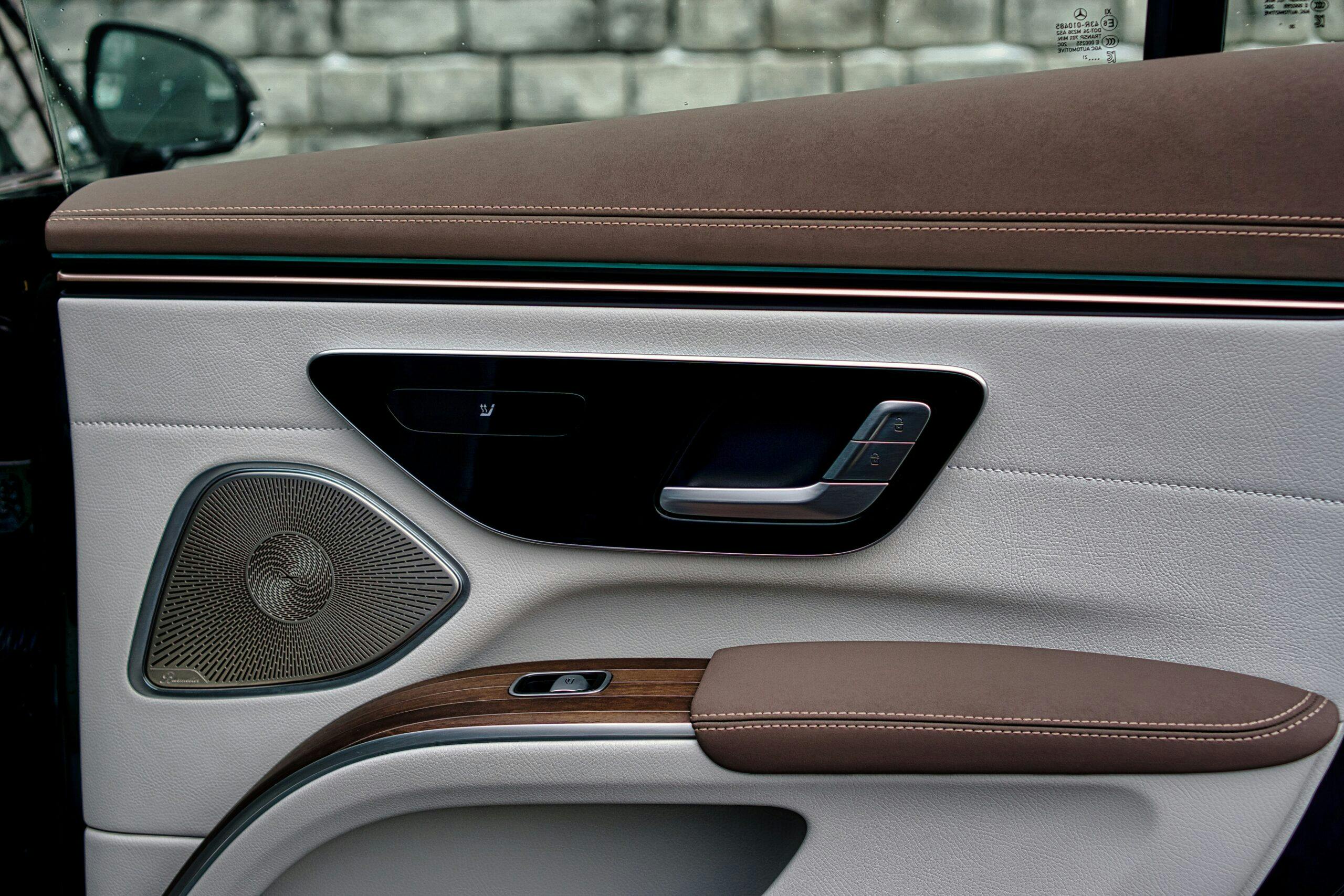 2022-Mercedes-AMG-EQS arm rest speaker