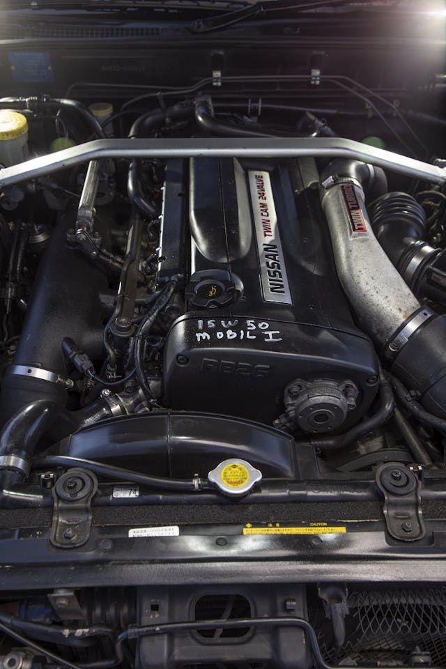 Nissan Skyline R32 GT-R engine vertical