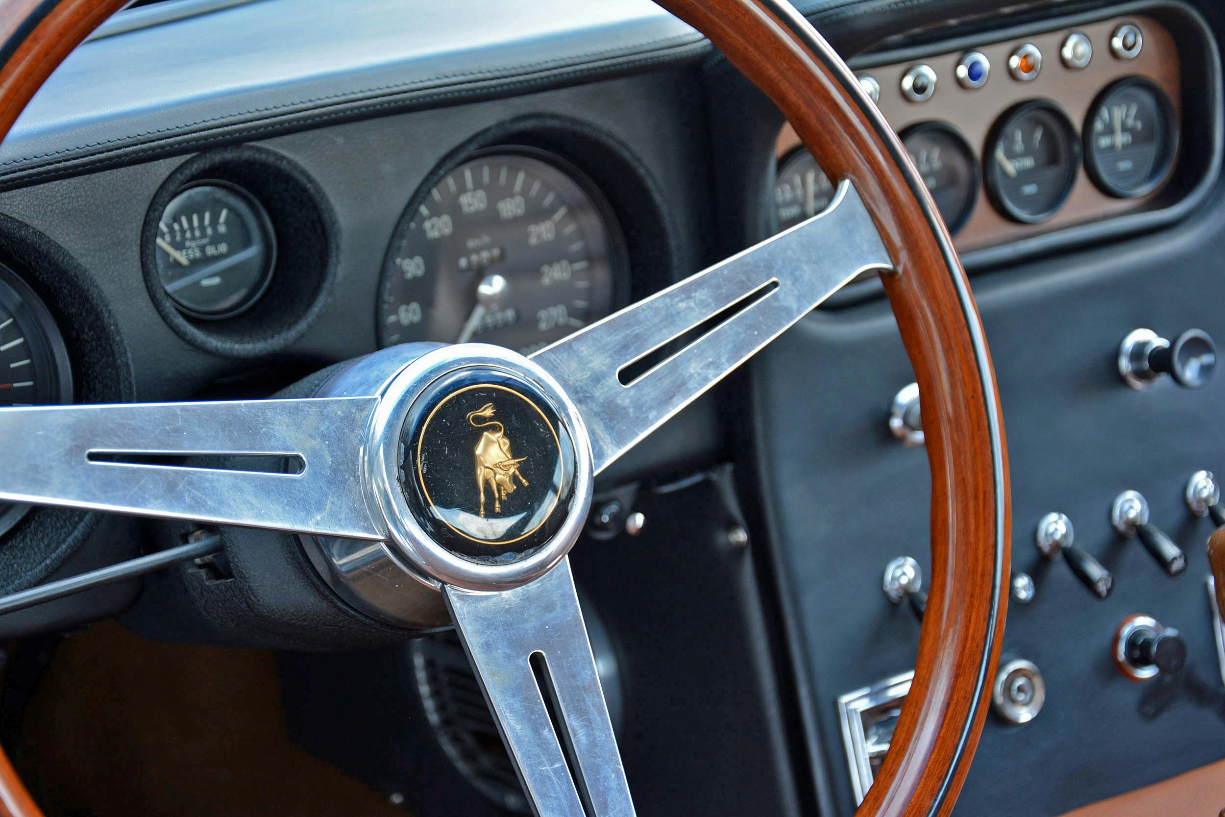 Lamborghini 400 GT interior steering wheel center detail