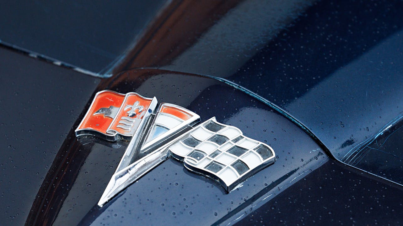 1963 Chevrolet Corvette flags emblem