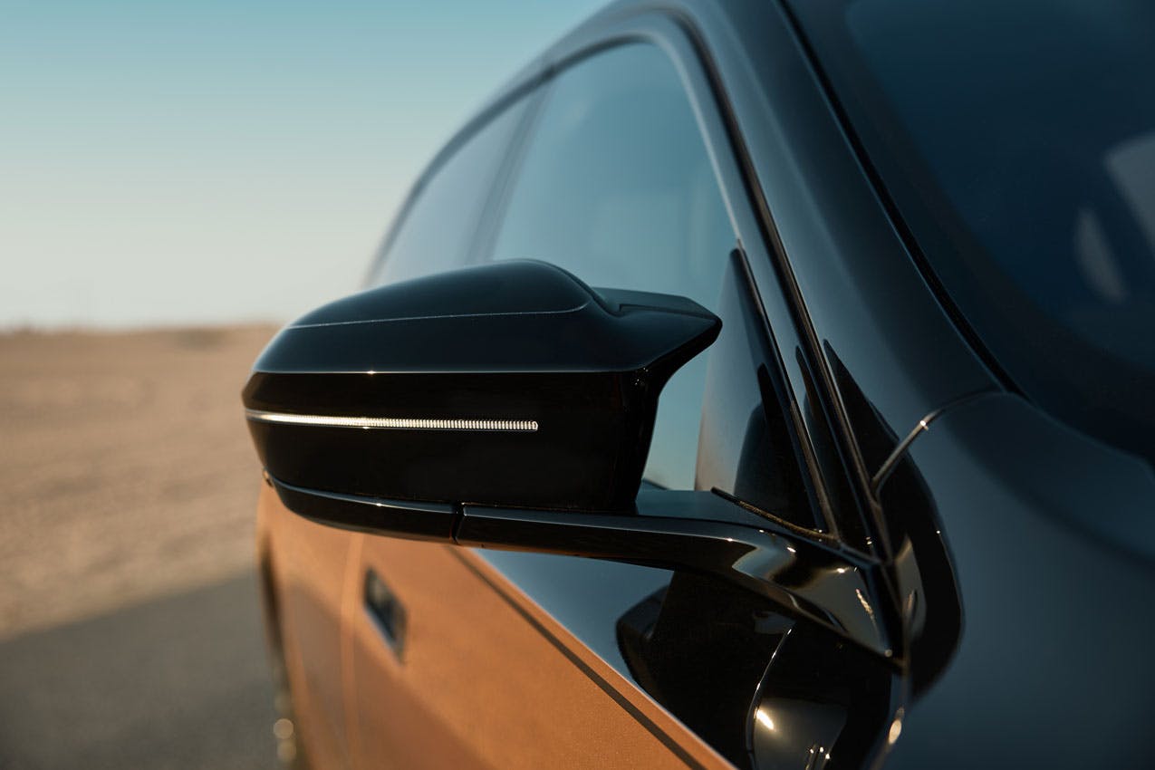 2024 BMW i7 M70 xDrive exterior side mirror detail