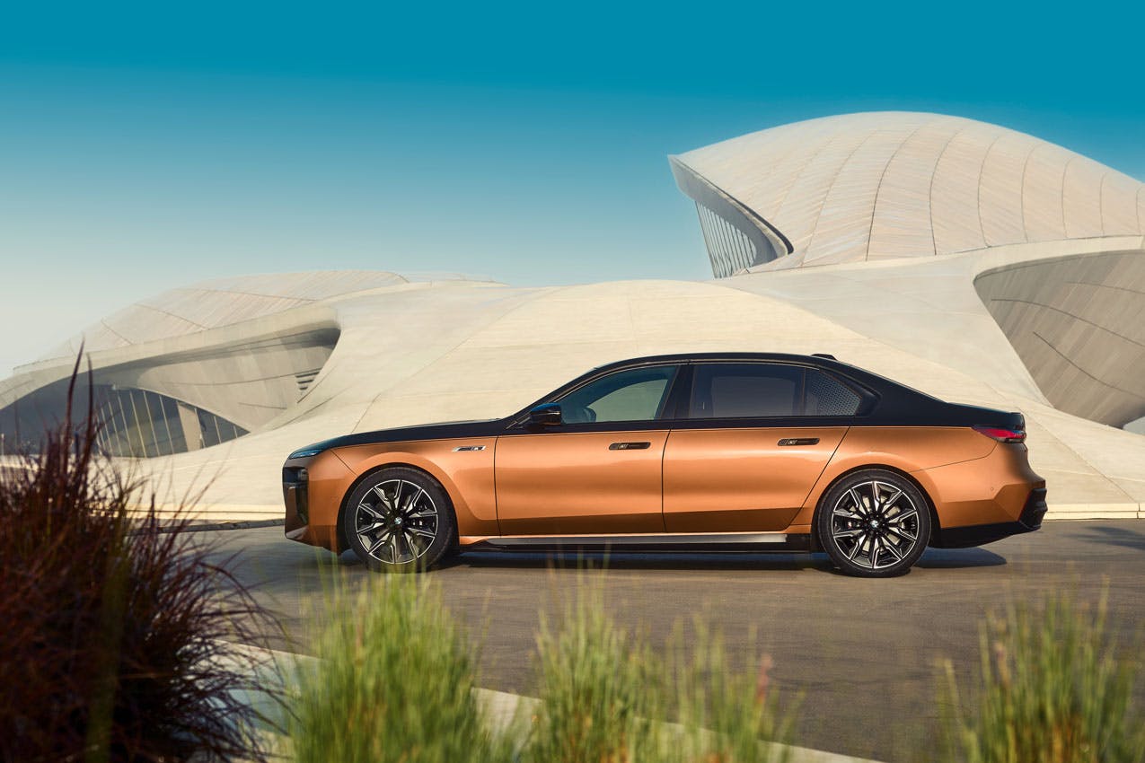 2024 BMW i7 M70 xDrive exterior side profile in front of curved building