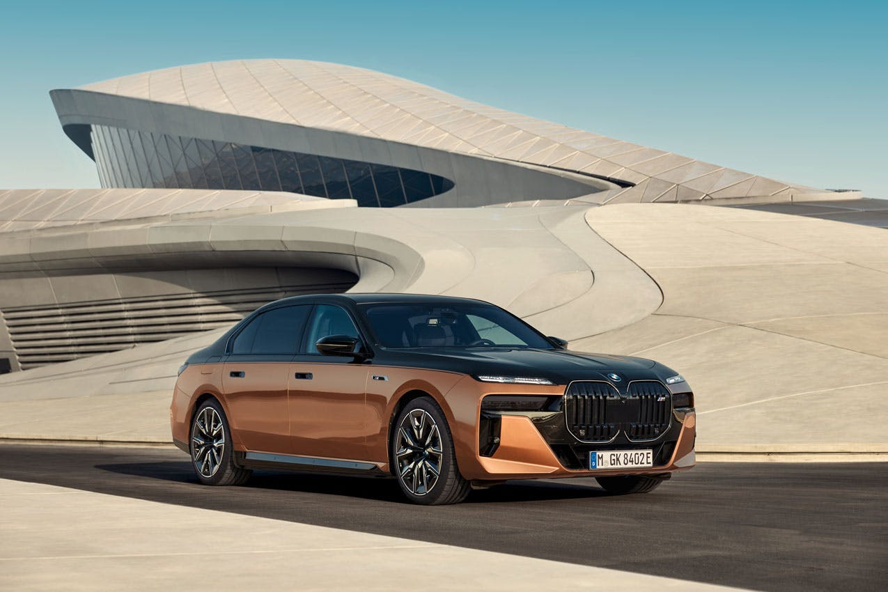 2024 BMW i7 M70 xDrive exterior front three quarter closer in front of curved building