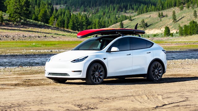 Tesla-ModelY_White_Front_Three-Quarter