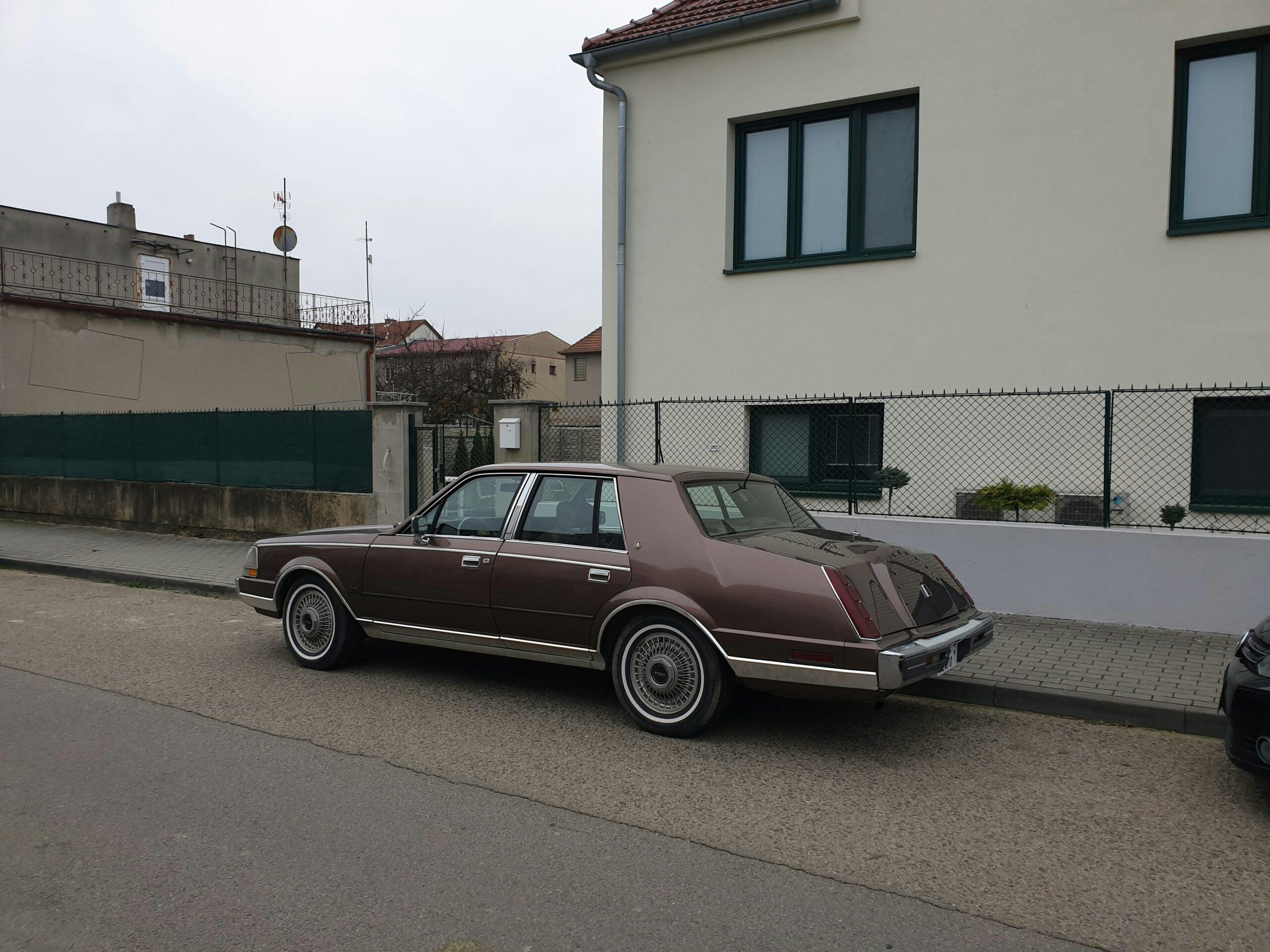 1987-Lincoln-Continental-prague profile street parked