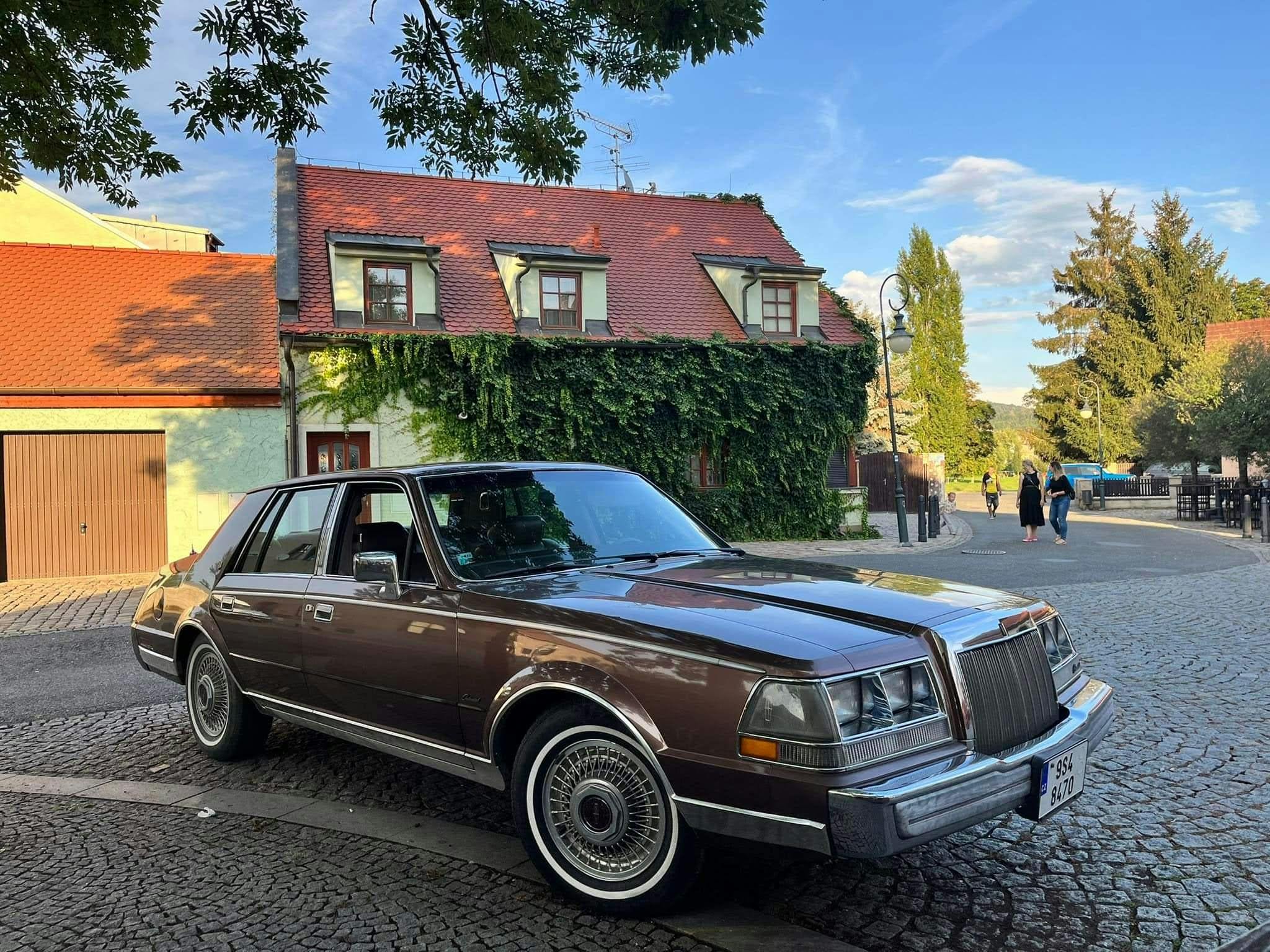 1987-Lincoln-Continental-prague cobblestone