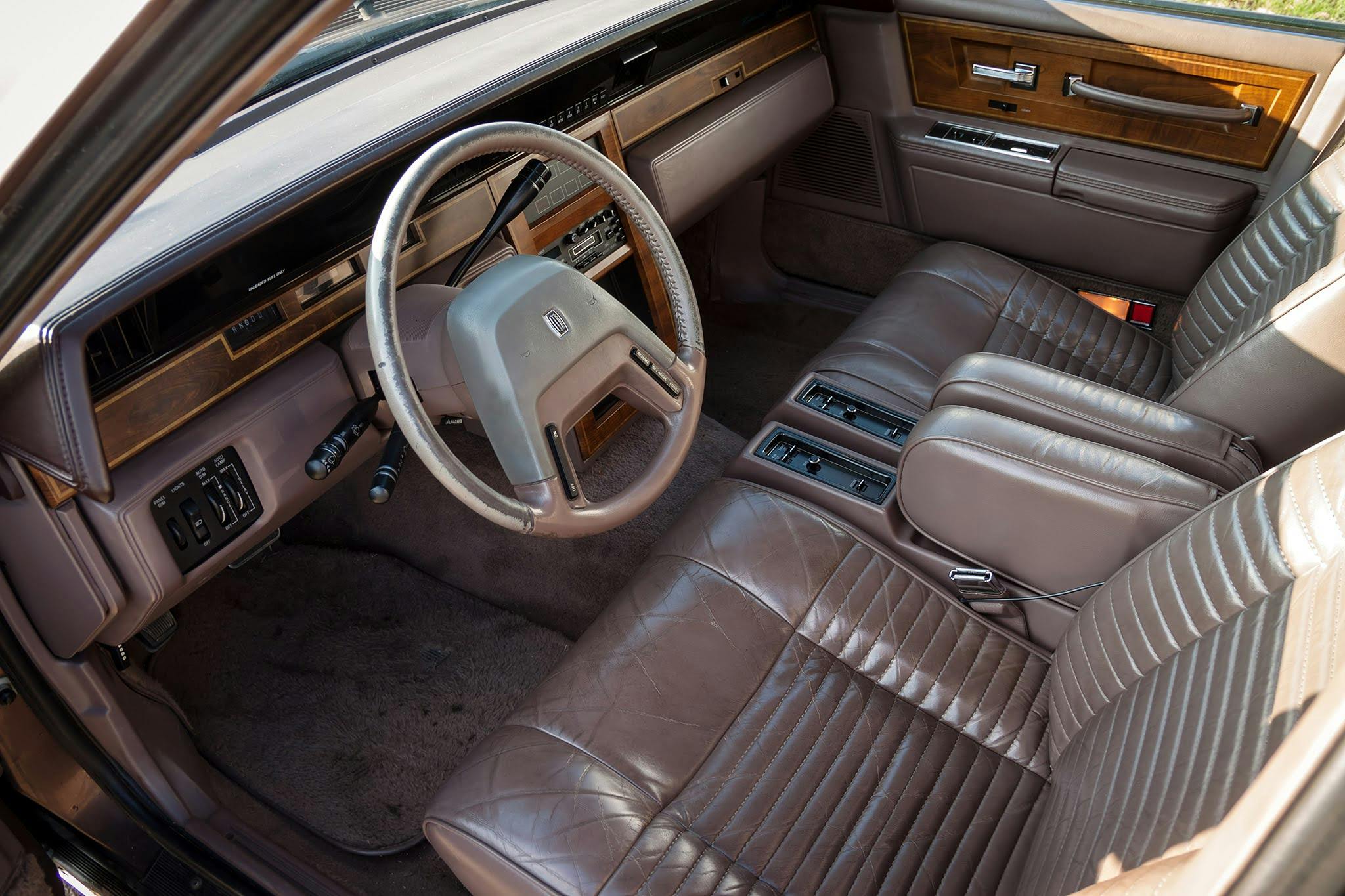 1987-Lincoln-Continental-prague interior beige