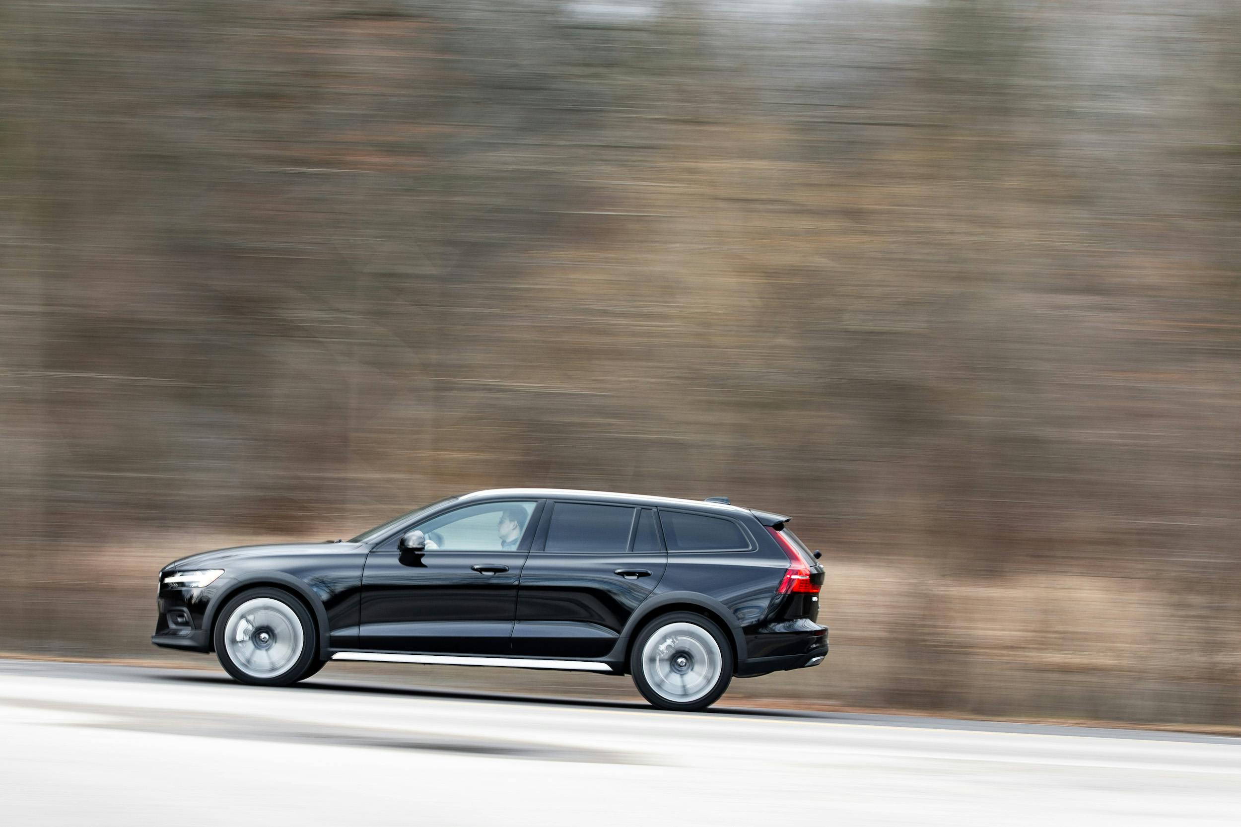 2023 Volvo V60 Cross Country side pan action