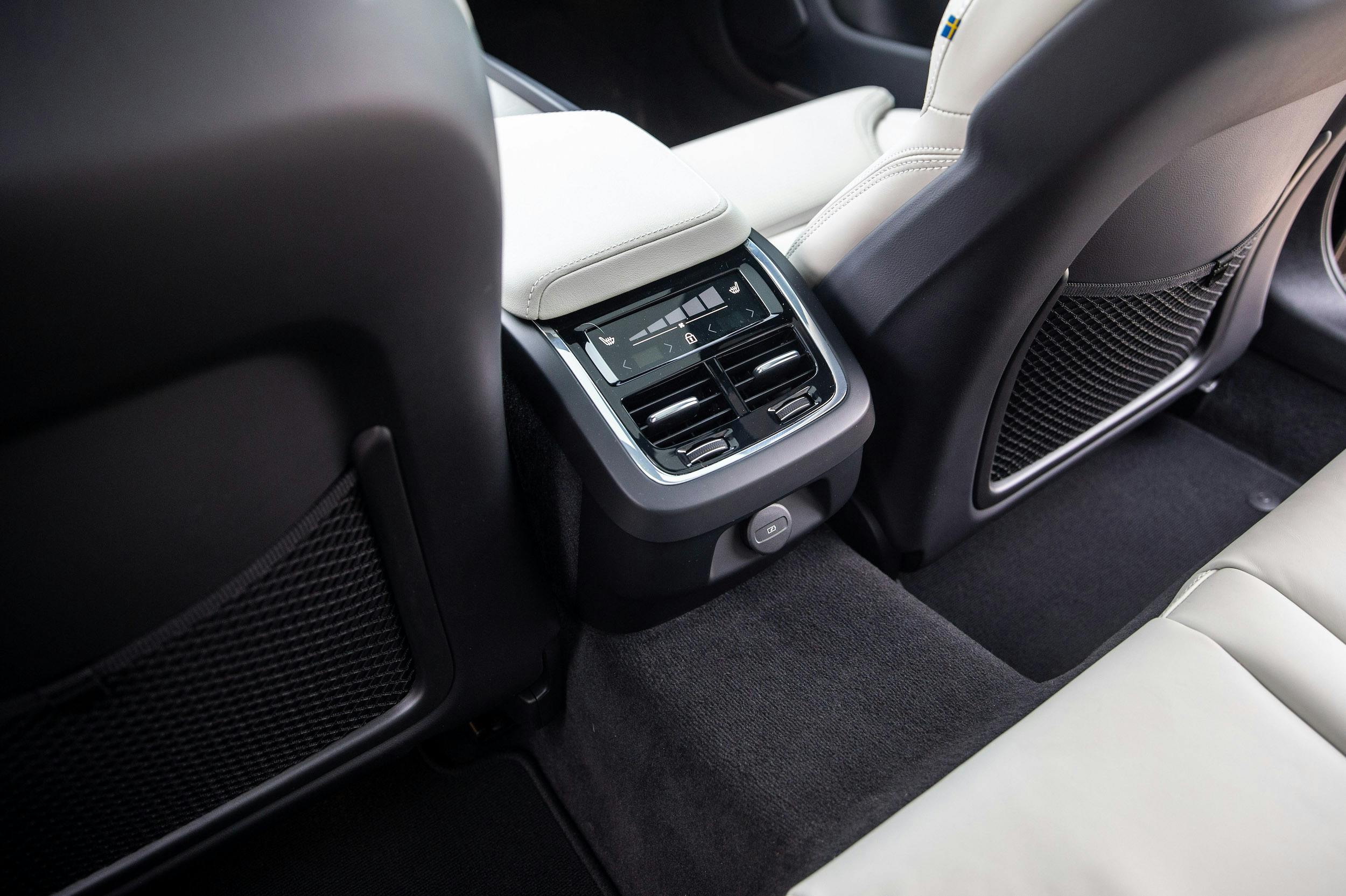 2023 Volvo V60 Cross Country interior center console