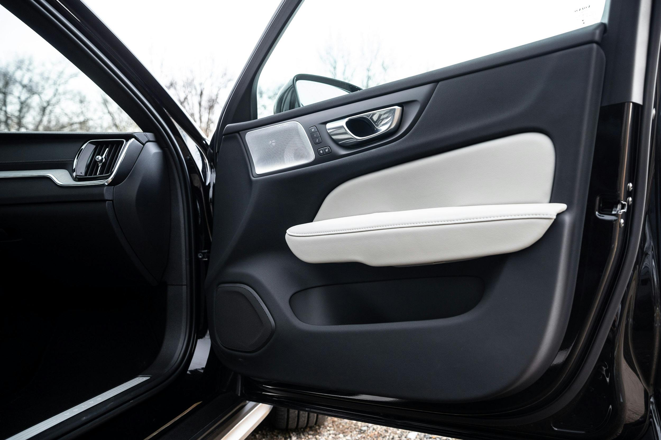 2023 Volvo V60 Cross Country interior door panel