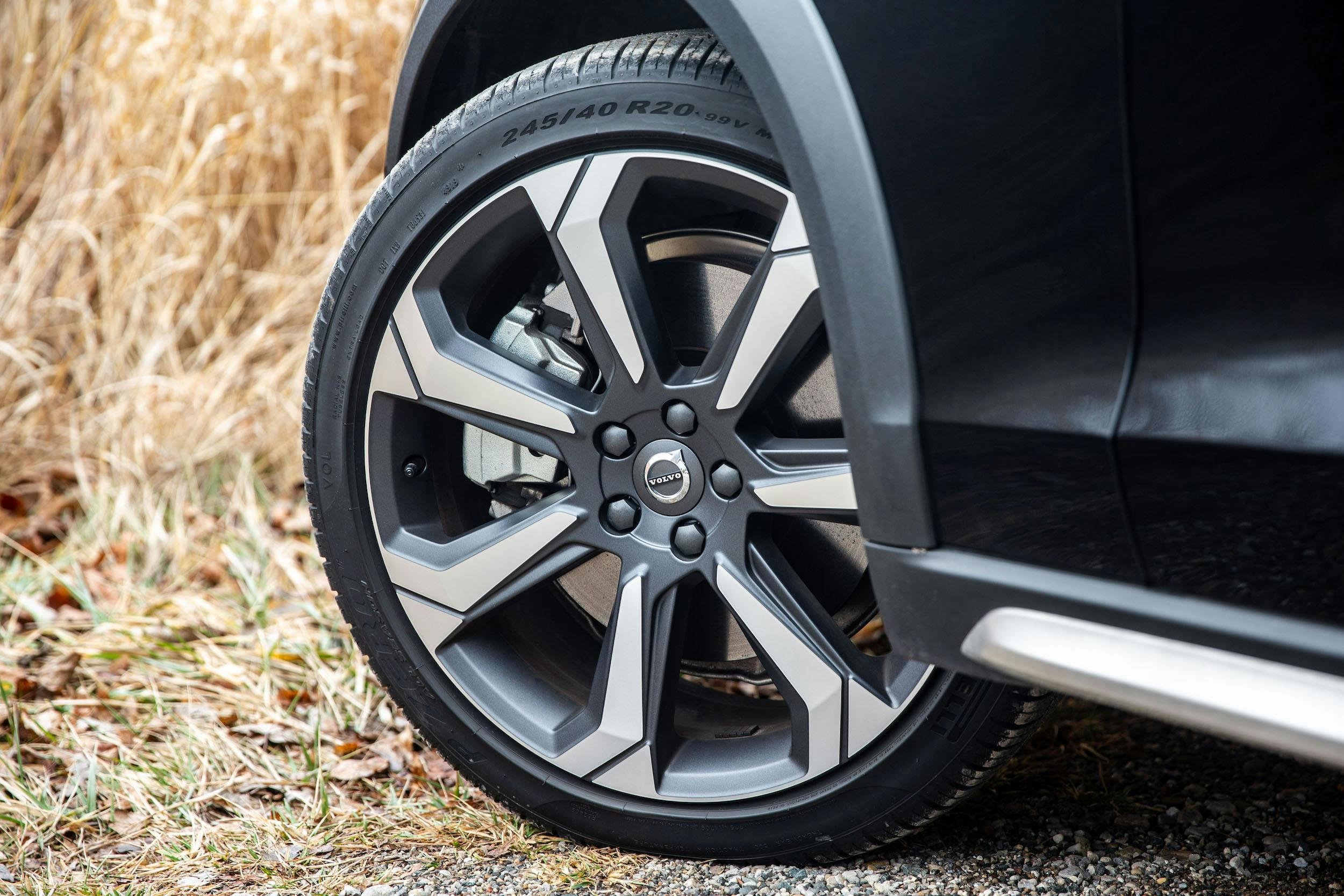 2023 Volvo V60 Cross Country wheel tire