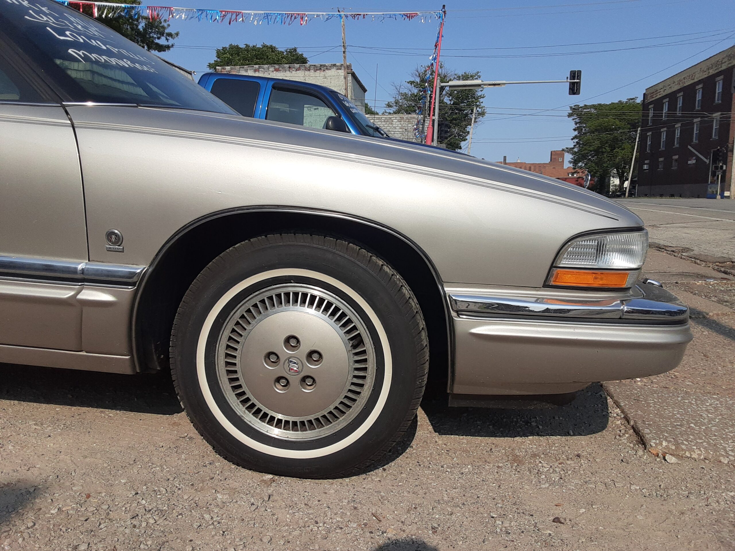 1996 Buick Park Avenue Ultra front end side view