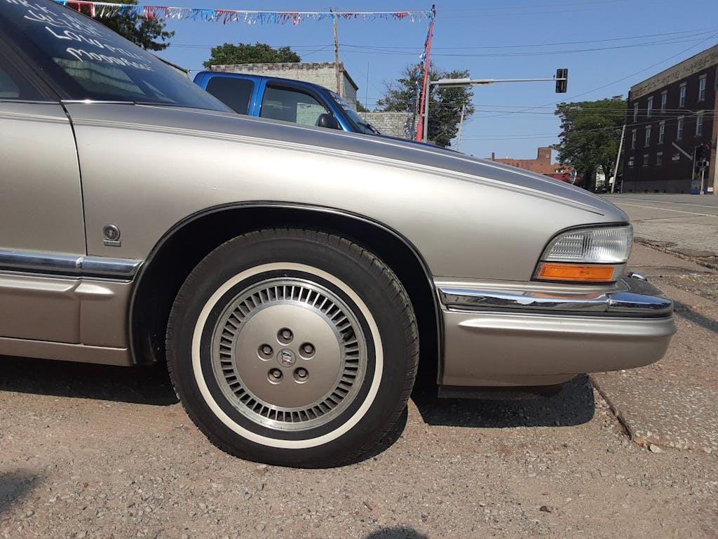 1996 Buick Park Avenue Ultra front end side view