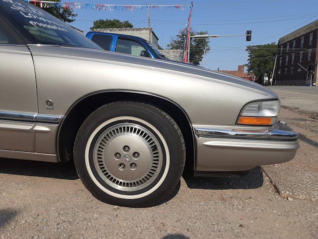 1996 Buick Park Avenue Ultra front end side view