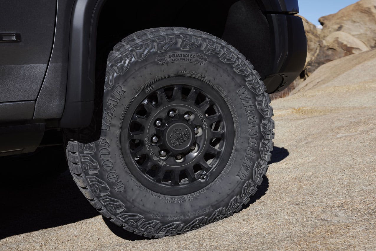 2024 GMC Sierra 2500HD AT4X AEV Edition 18-inch Salta wheels detail