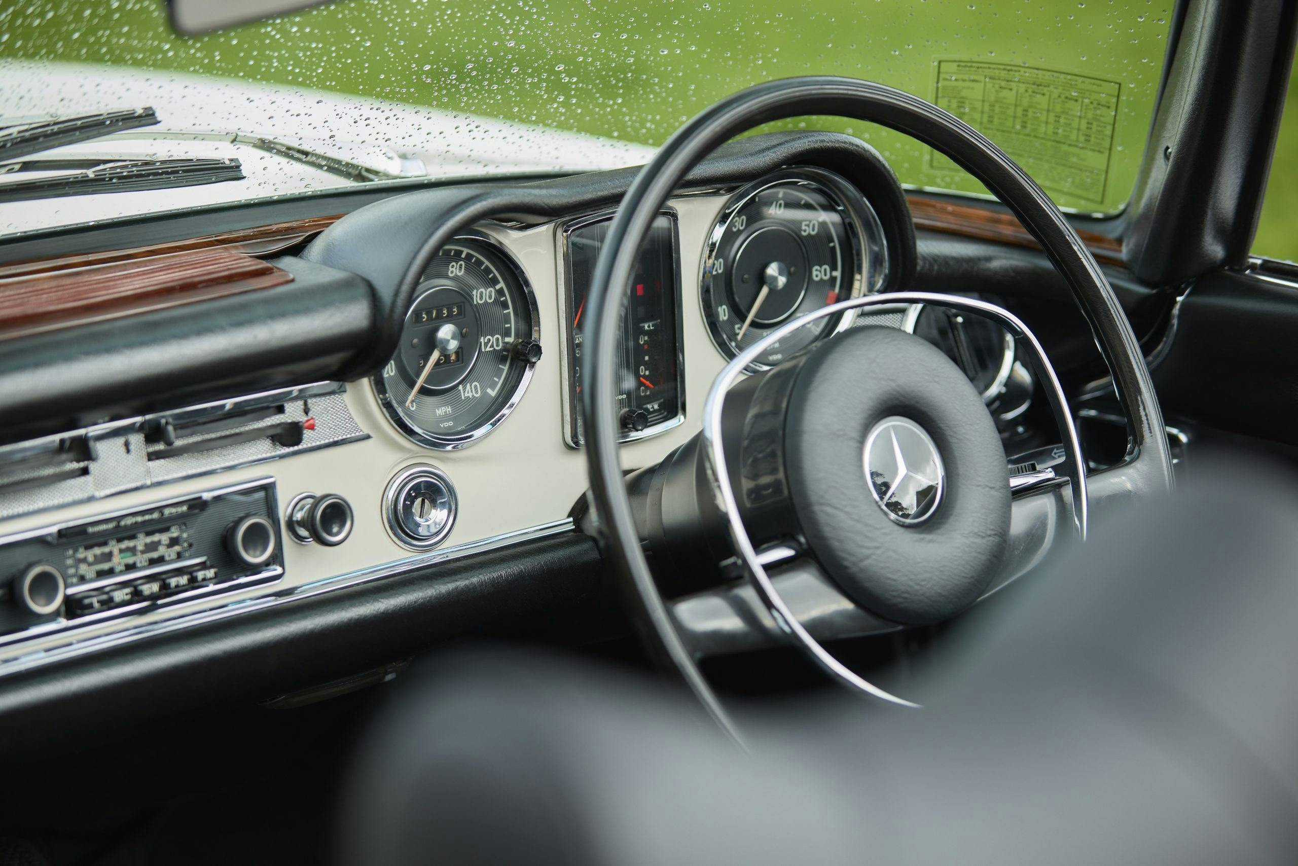 Mercedes Benz Pogoda interior steering wheel