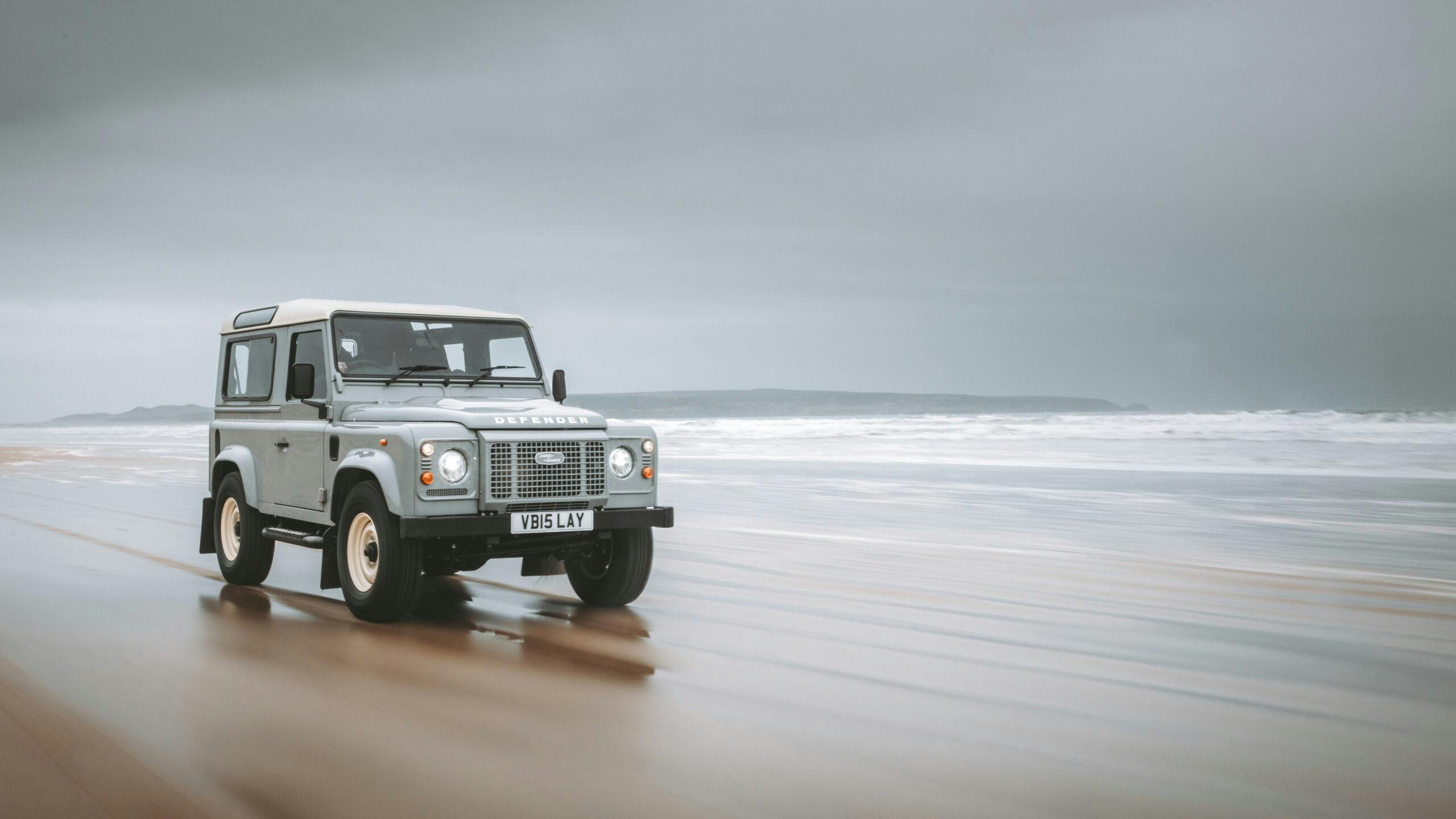 LAND ROVER CLASSIC DEFENDER WORKS V8 ISLAY EDITION 01_0