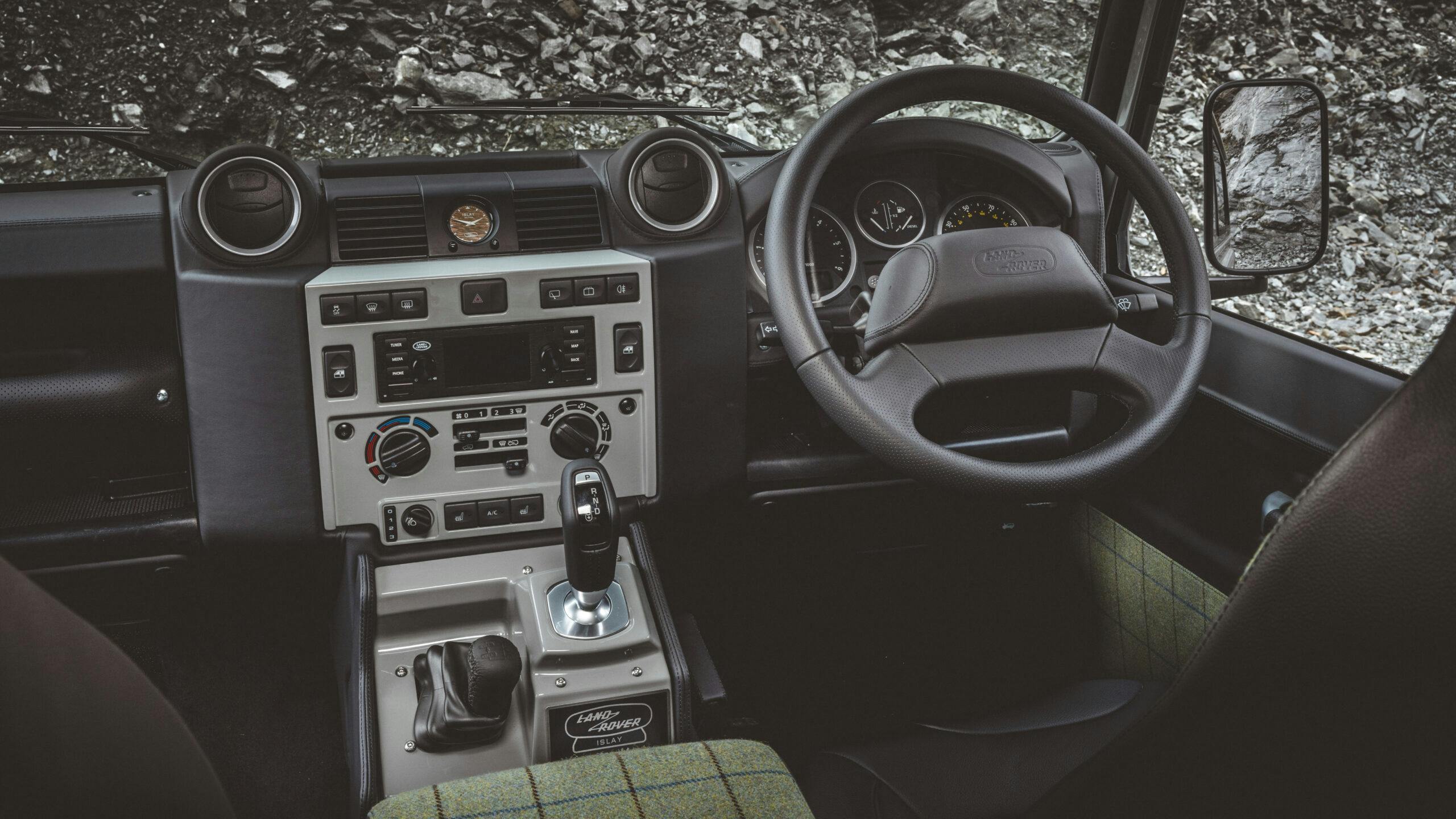 LAND ROVER CLASSIC DEFENDER WORKS V8 ISLAY EDITION 09_0