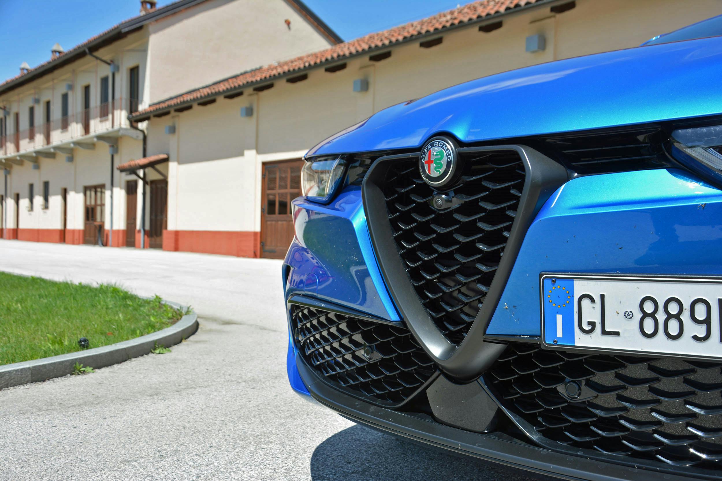 2024 Alfa Romeo Tonale front grille