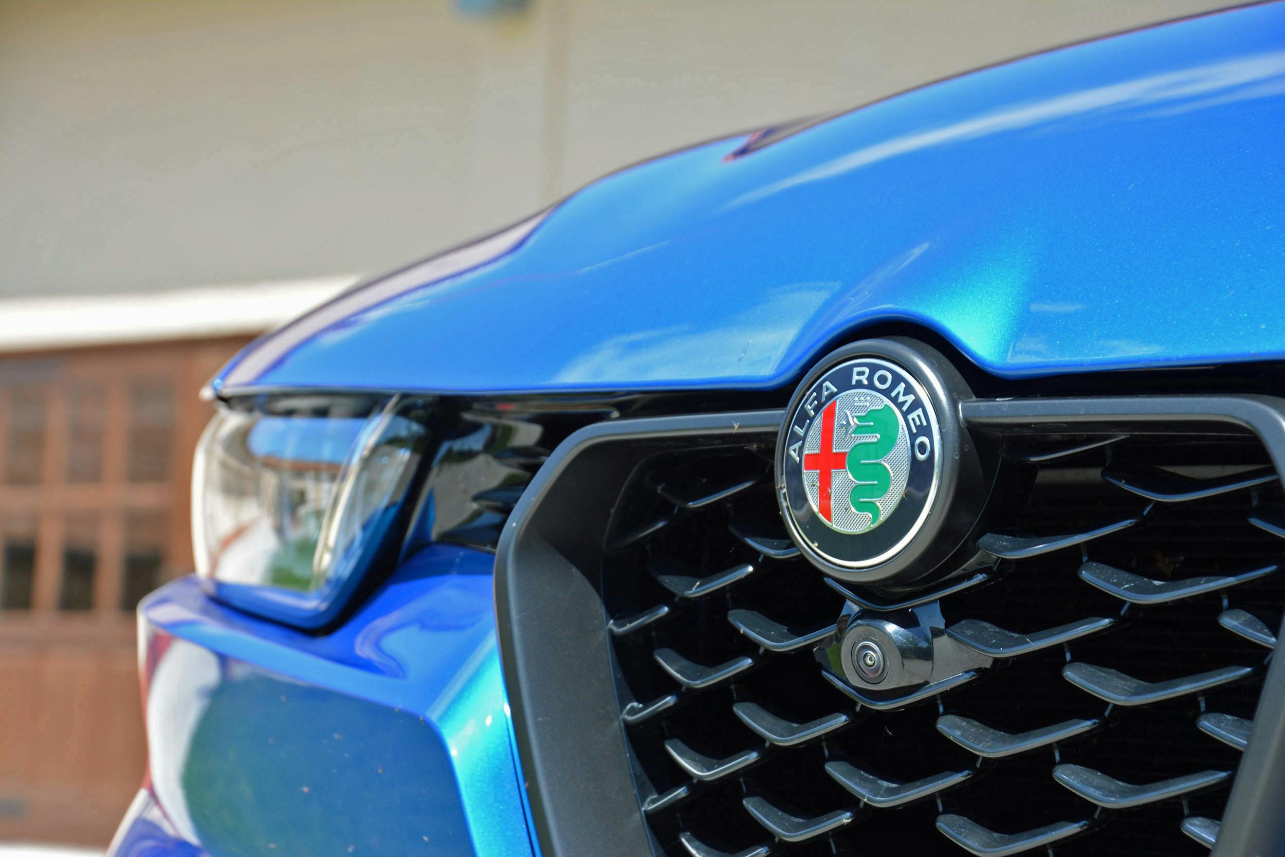 2024 Alfa Romeo Tonale grille emblem