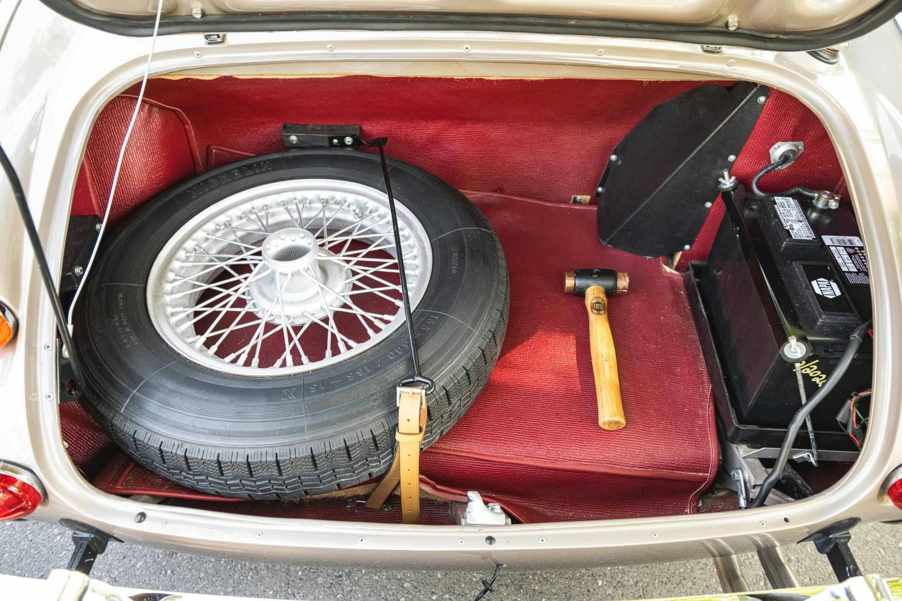 1967-Austin-Healey-3000-BJ8-MKIII-trunk-spare-tire