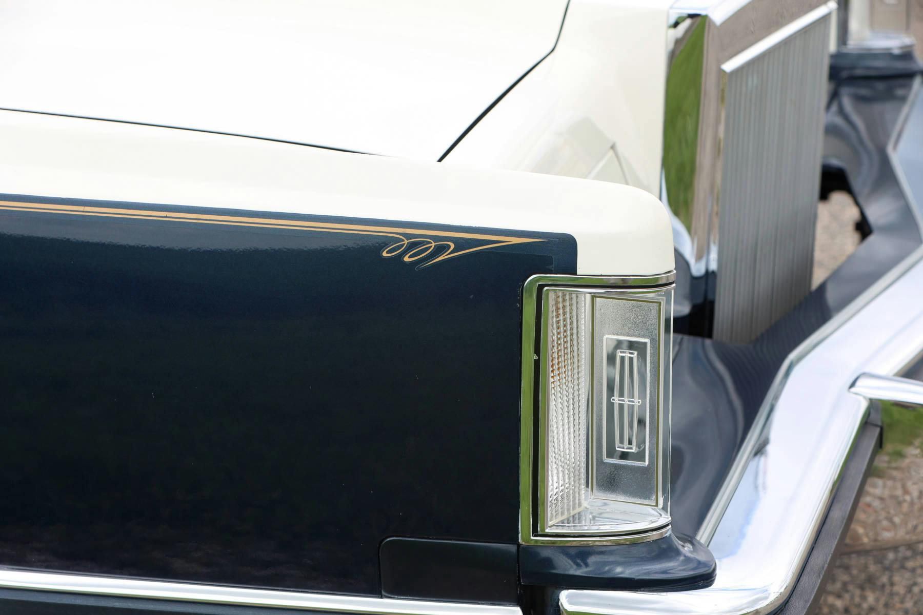 1979-Lincoln-Continental-Mark-V-Bill-Blass-Edition-turn-signal-detail