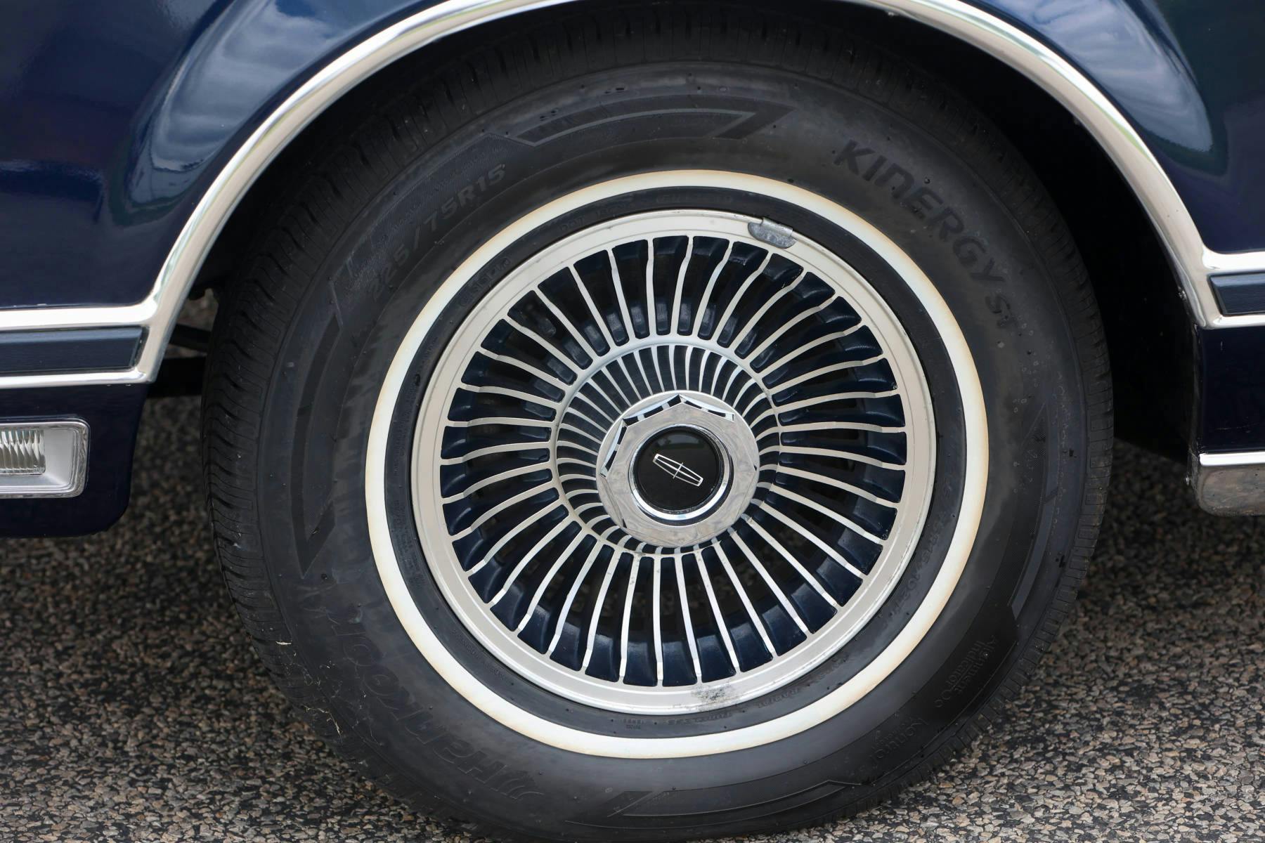 1979-Lincoln-Continental-Mark-V-Bill-Blass-Edition-wheel-detail