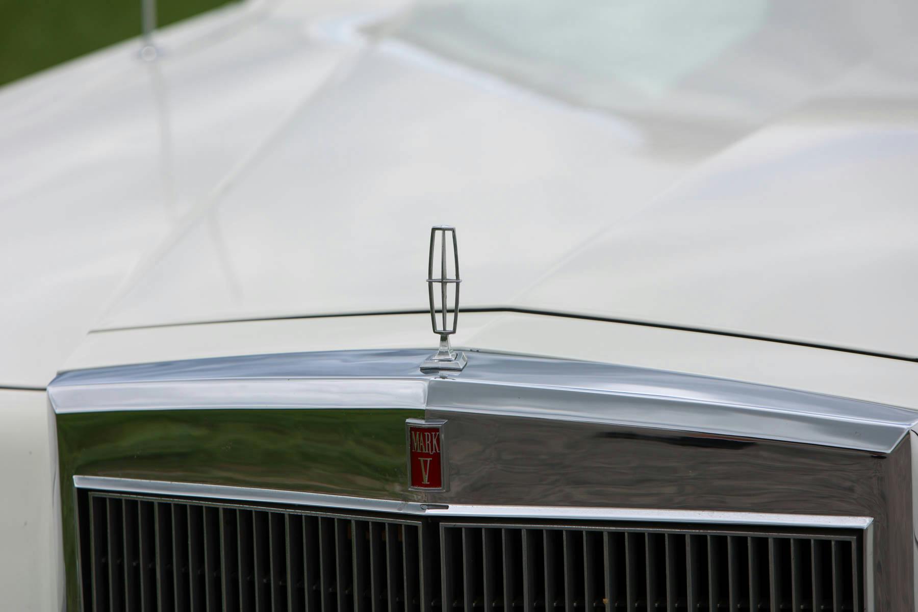 1979-Lincoln-Continental-Mark-V-Bill-Blass-Edition-badge-detail