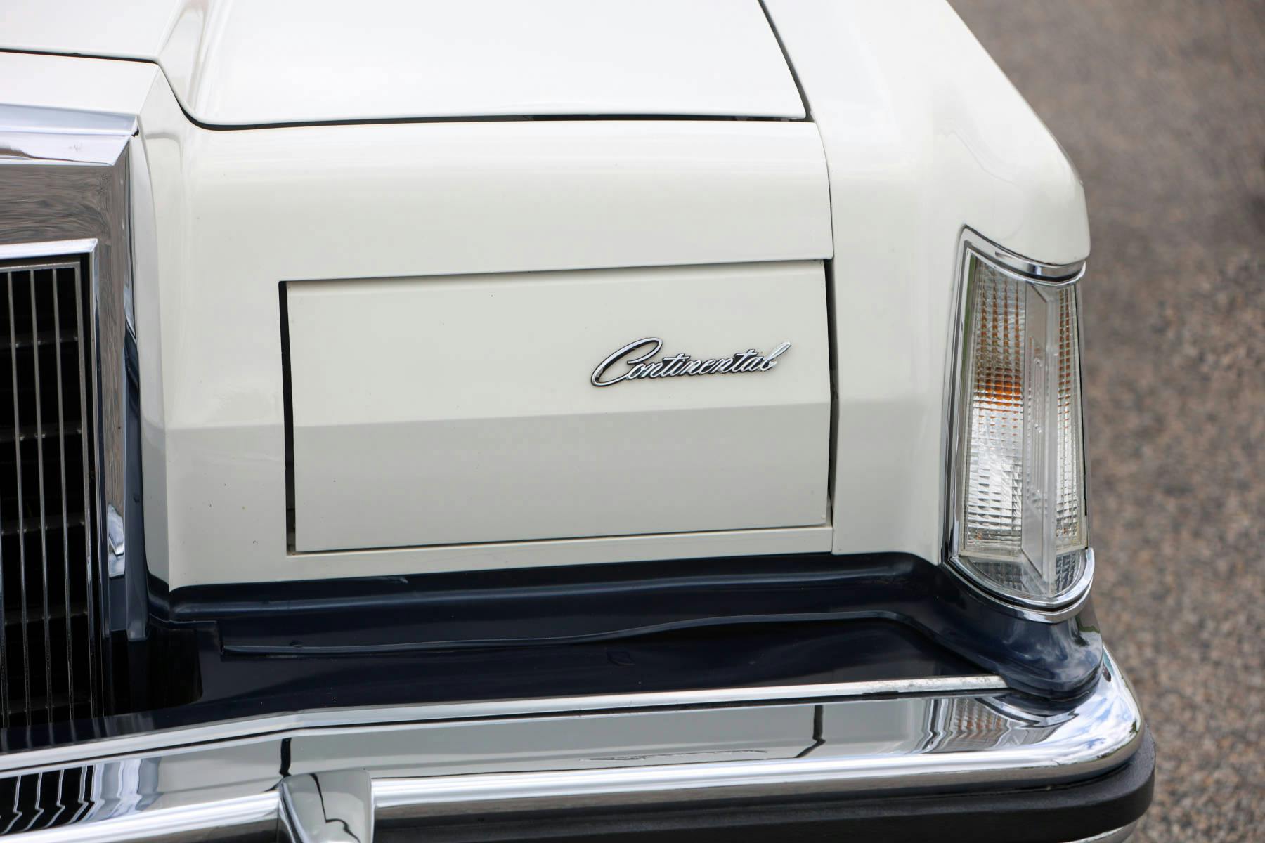 1979-Lincoln-Continental-Mark-V-Bill-Blass-Edition-headlight-detail