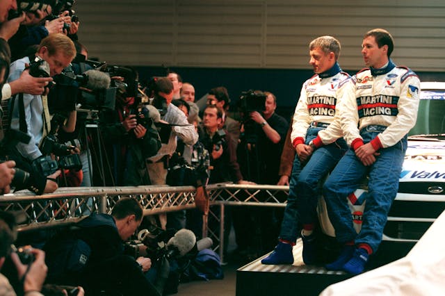 McRae and Grist pose with their Ford Focus, in 1998 rally