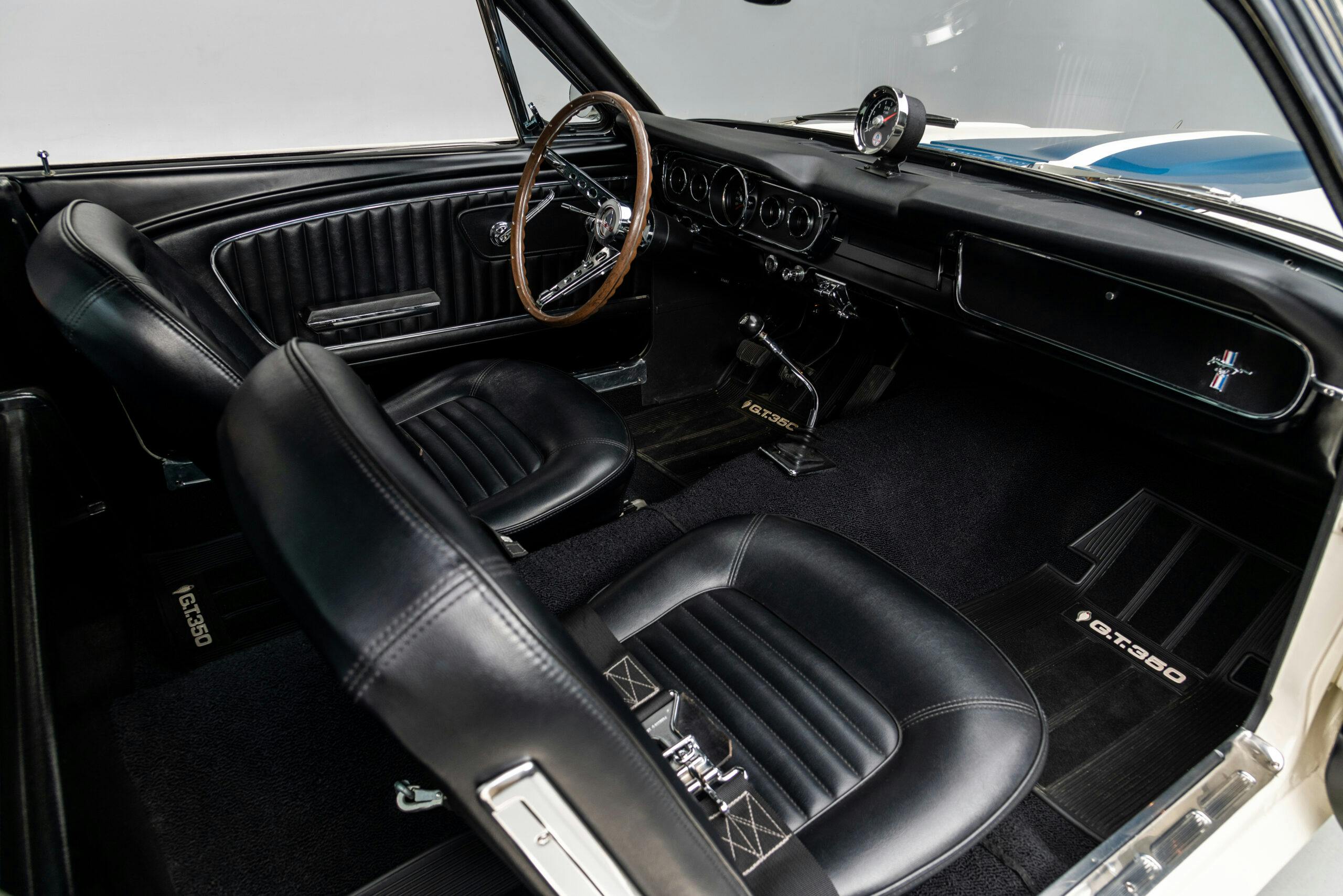 Shelby Mustang GT350 interior