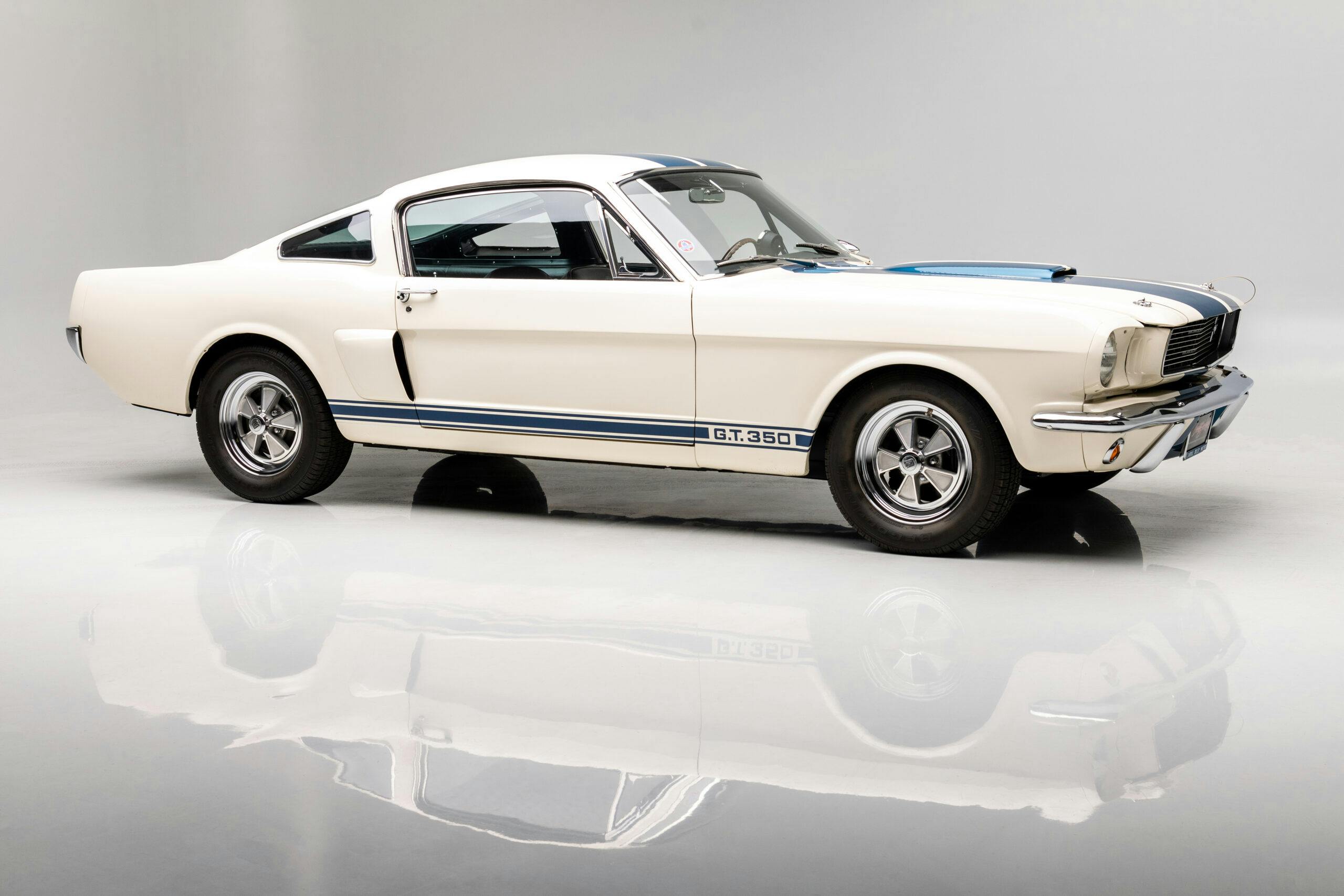 Shelby Mustang GT350 front three quarter