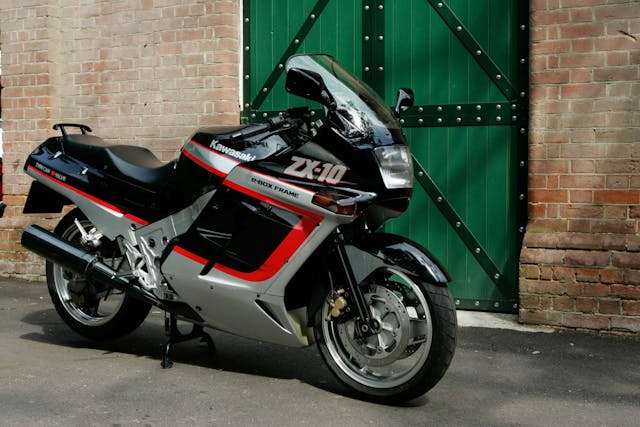 Kawasaki ZX-10 front three quarter