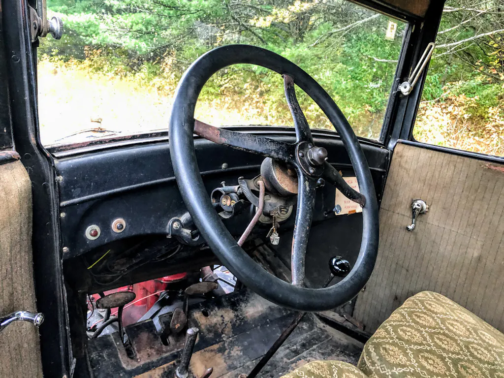 Lirones Ford Model T interior steering wheel