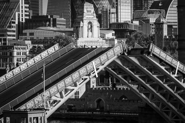 London-Tower-Bridge-Gap-Raised-BW