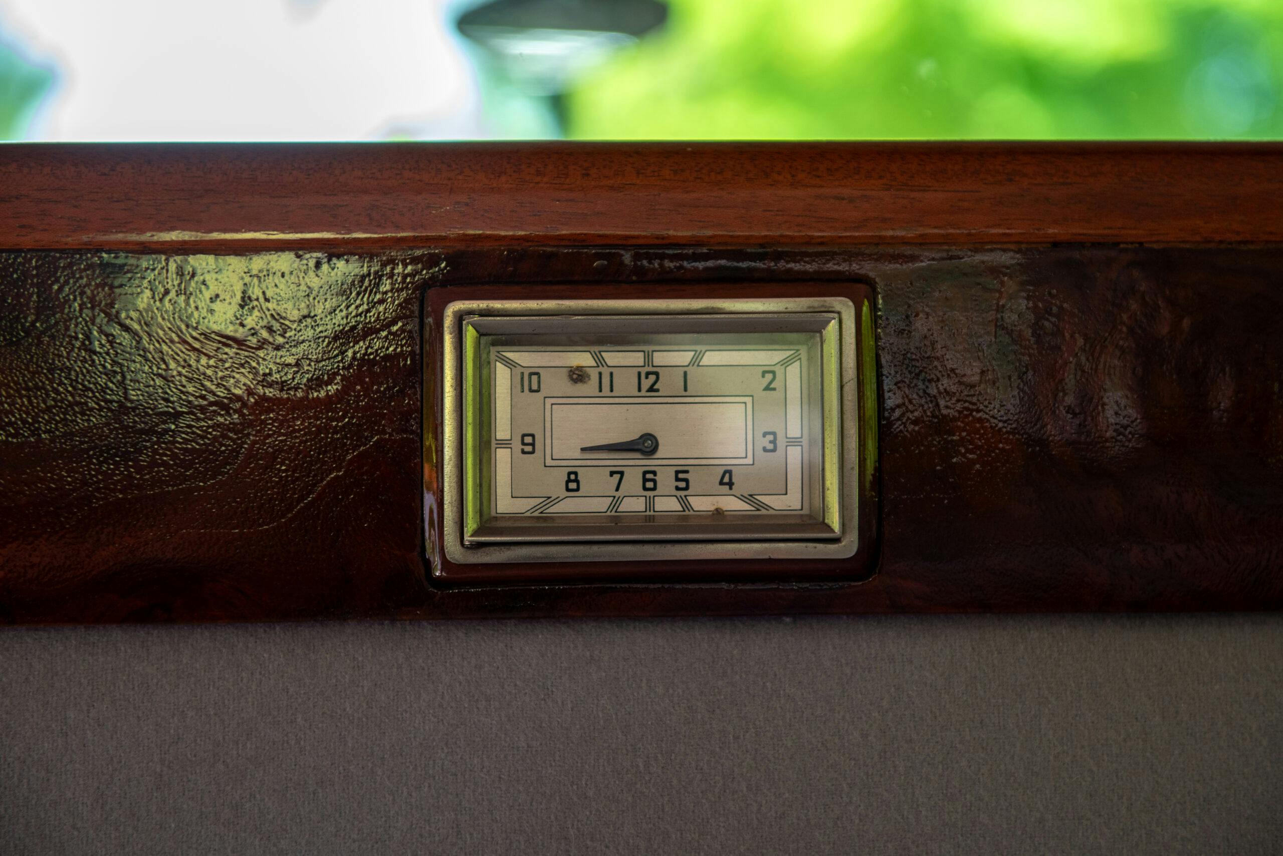 1941 Packard Super Eight One-Eighty Limo clock