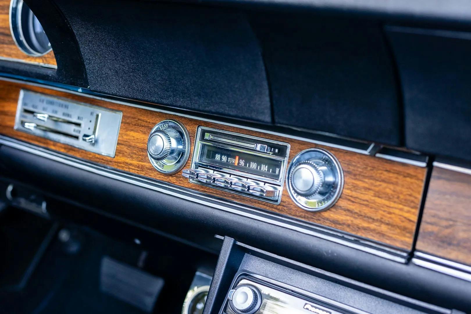 1972-Oldsmobile-Cutlass-Supreme radio
