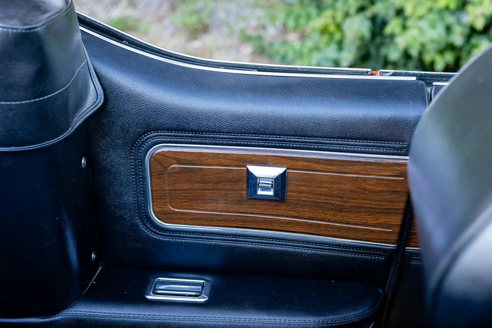 1972-Oldsmobile-Cutlass-Supreme door panel window