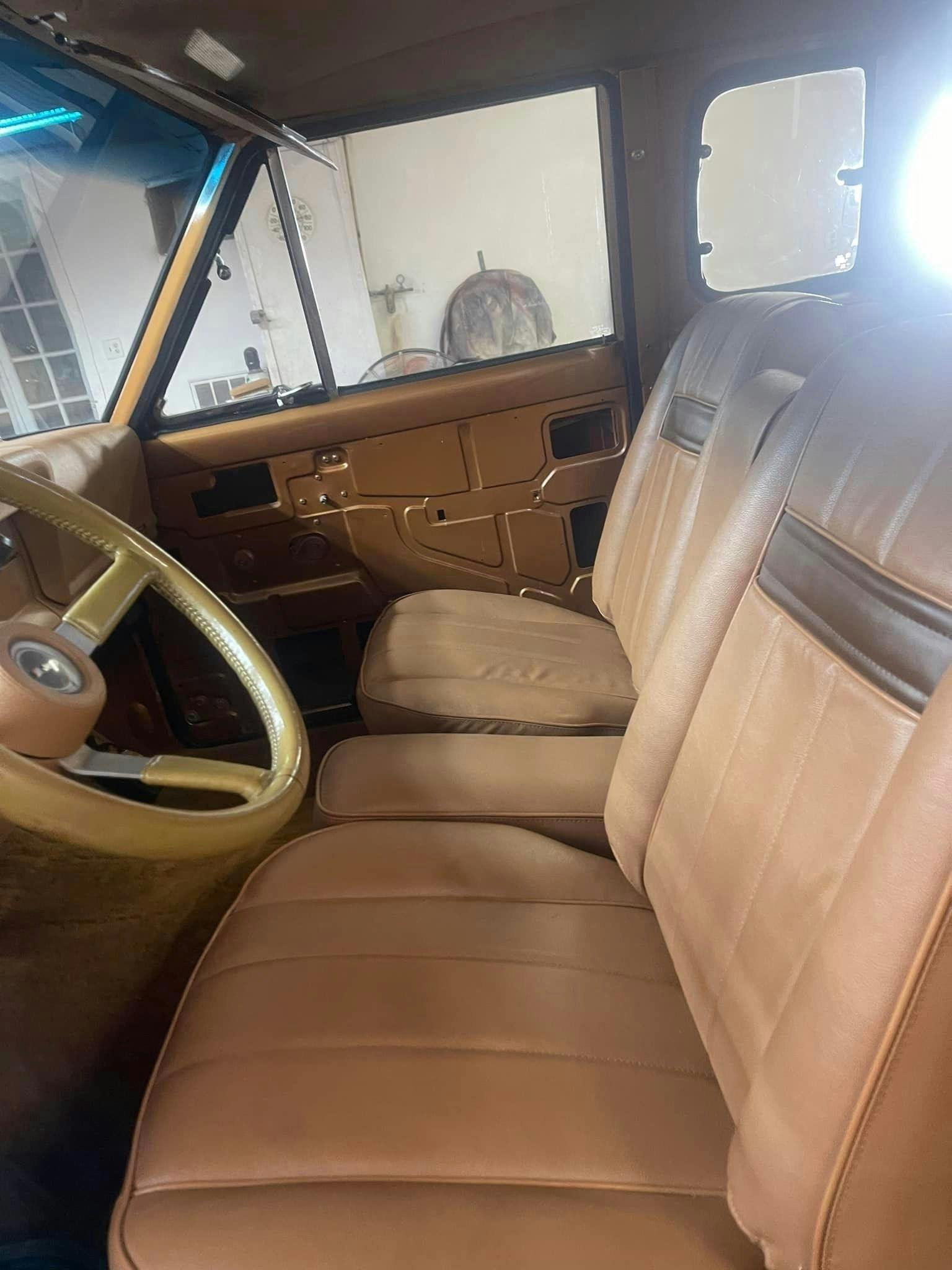 Jeep J-10 Extended interior front