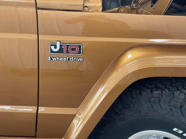 Jeep J-10 Extended badge
