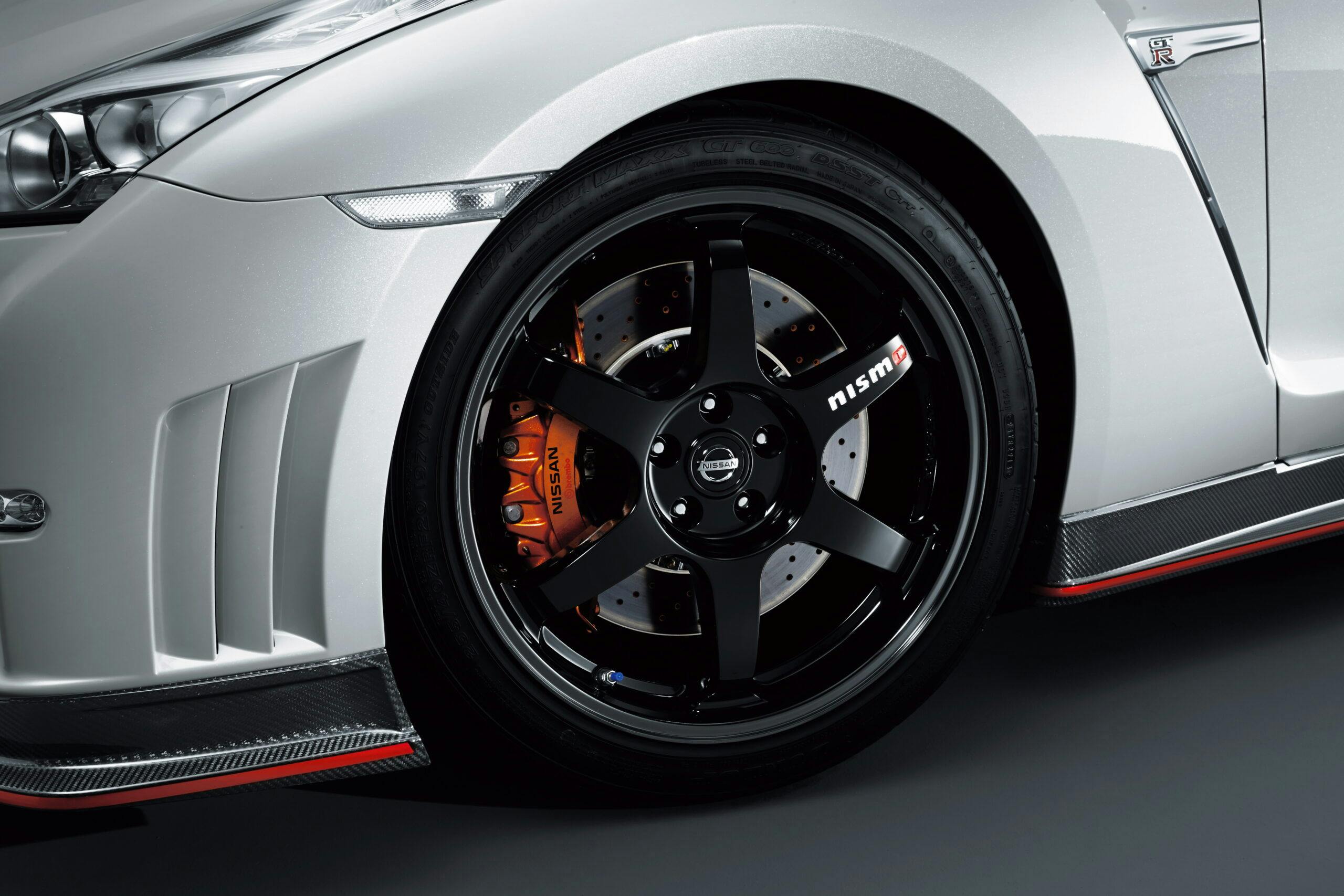 2015 Nissan GT-R NISMO front wheel tire