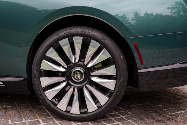 2024-Rolls-Royce-Spectre green wheel