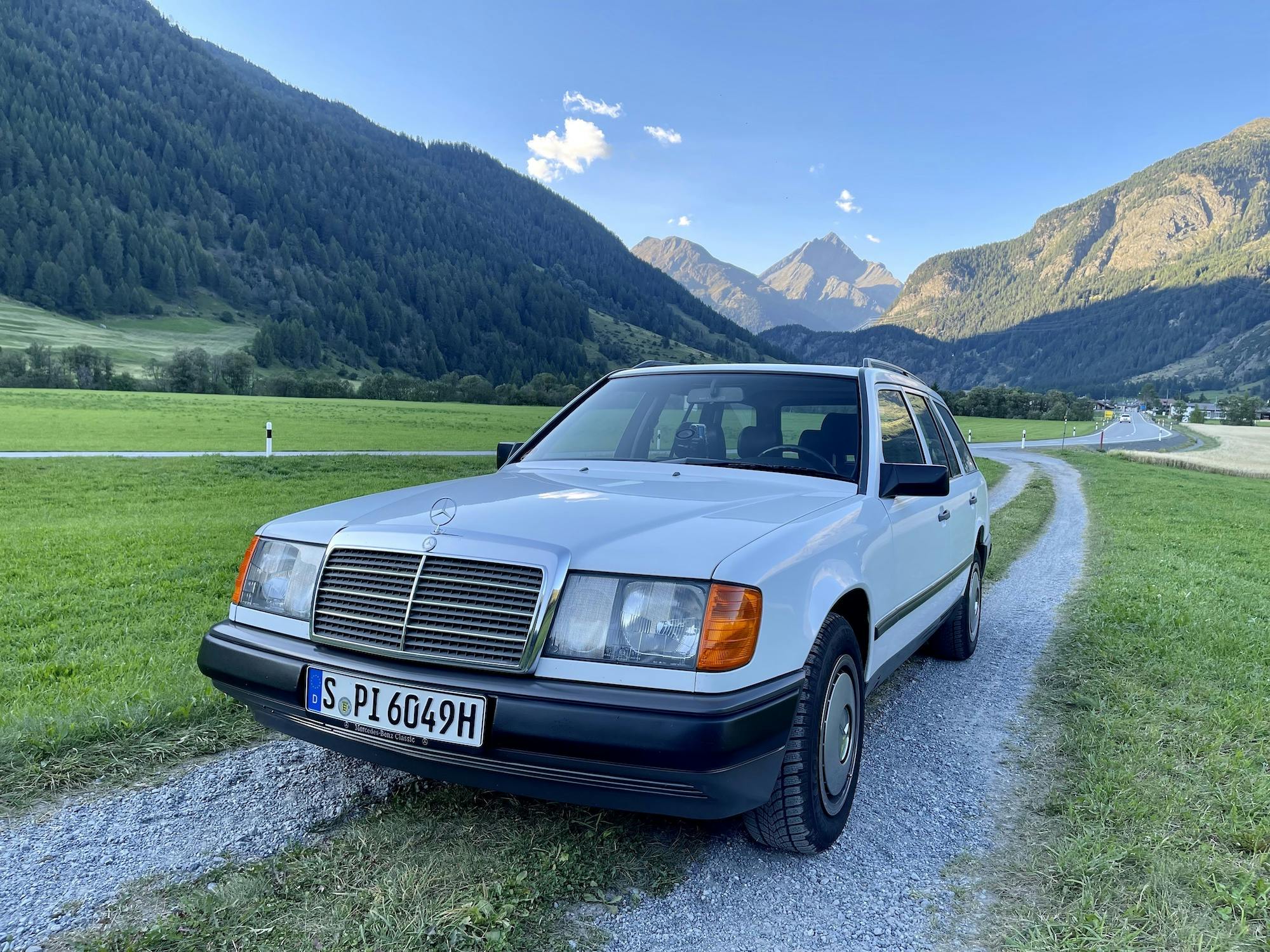Mercedes-Benz W124: The Engineer's E-Class takes on the Alps